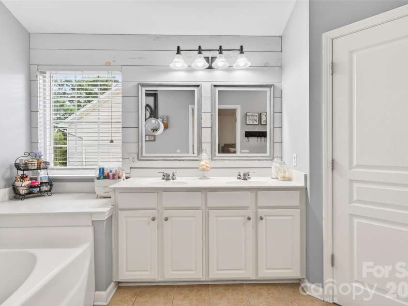 9834 Dominion Crest Drive, Charlotte, NC 28269.  MLS# CAR4388373, YatesRealty ID 28837. 