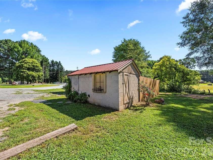 5250 Hickory Grove Road, Mount Holly, NC 28120.  MLS# CAR4390043, YatesRealty ID 28838. 
