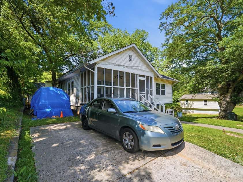 1018 5th Avenue, Gastonia, NC 28052.  MLS# CAR4379648, YatesRealty ID 28839. 