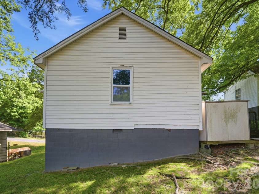 1018 5th Avenue, Gastonia, NC 28052.  MLS# CAR4379648, YatesRealty ID 28839. 