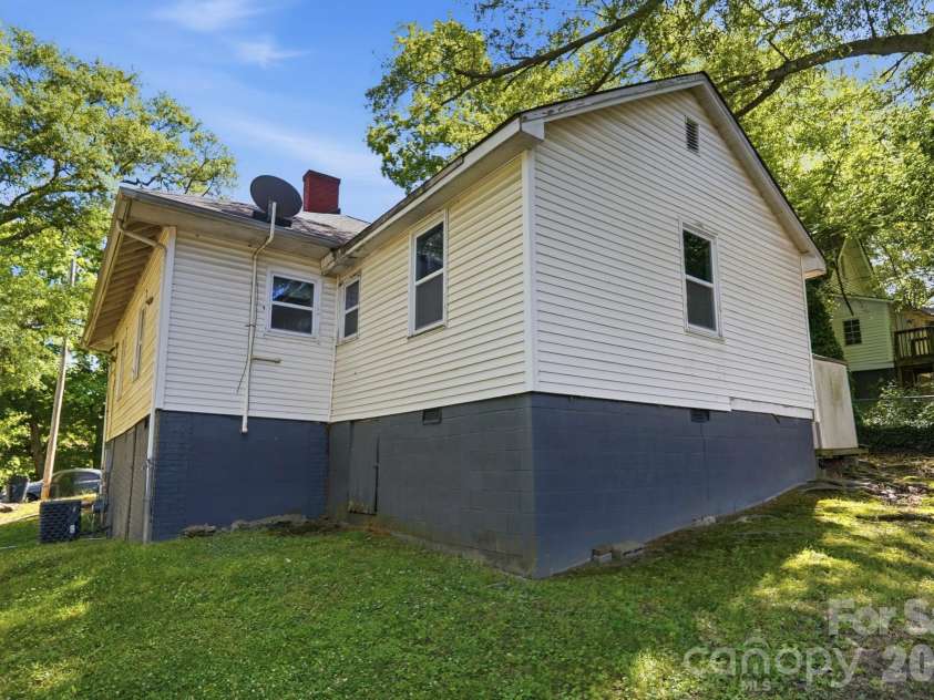 1018 5th Avenue, Gastonia, NC 28052.  MLS# CAR4379648, YatesRealty ID 28839. 