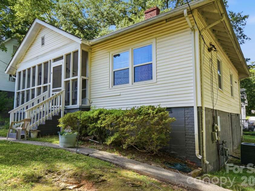 1018 5th Avenue, Gastonia, NC 28052.  MLS# CAR4379648, YatesRealty ID 28839. 