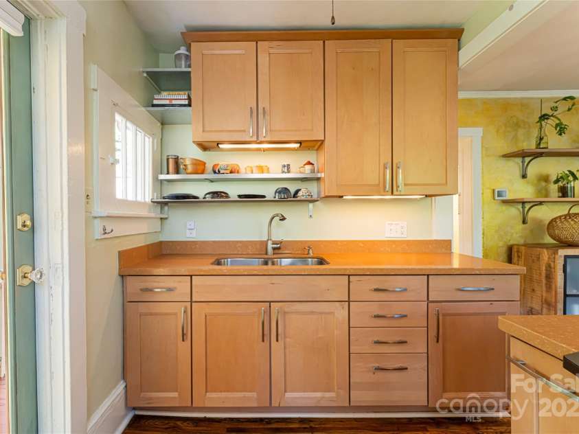 61 Elizabeth Place, Asheville, NC 28801.  MLS# CAR4213043, YatesRealty ID 2884. 