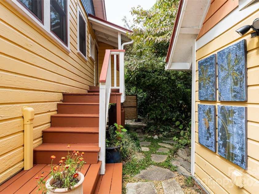 61 Elizabeth Place, Asheville, NC 28801.  MLS# CAR4213043, YatesRealty ID 2884. 