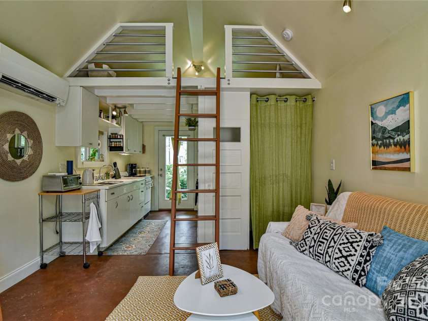 61 Elizabeth Place, Asheville, NC 28801.  MLS# CAR4213043, YatesRealty ID 2884. 