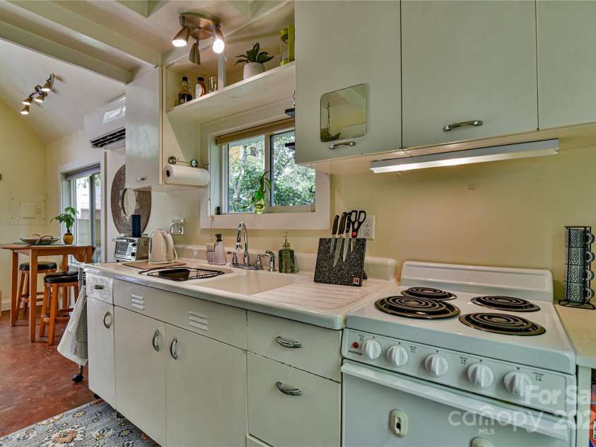 61 Elizabeth Place, Asheville, NC 28801.  MLS# CAR4213043, YatesRealty ID 2884. 