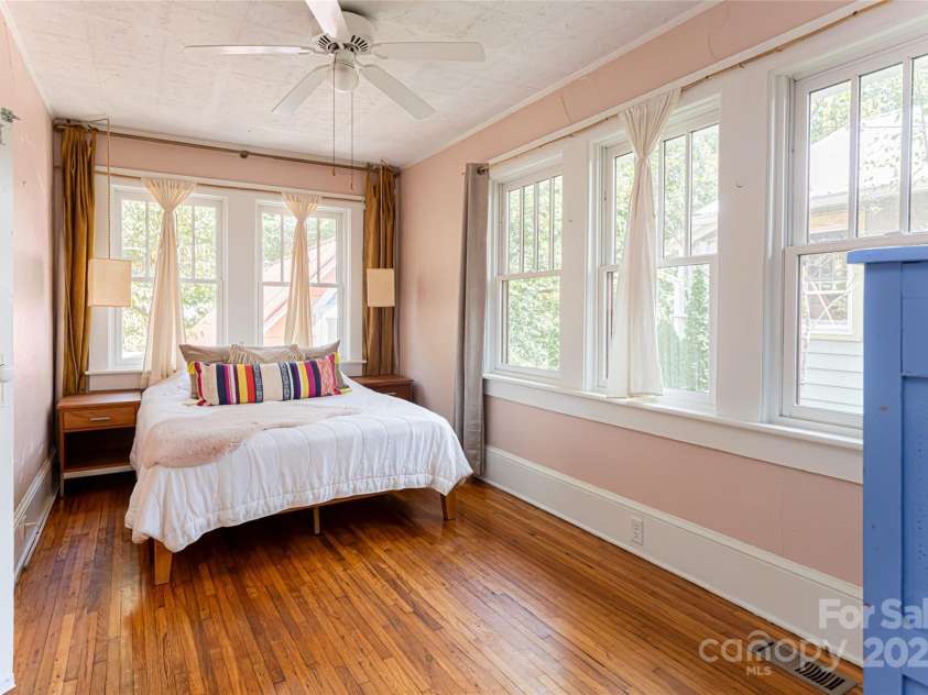 61 Elizabeth Place, Asheville, NC 28801.  MLS# CAR4213043, YatesRealty ID 2884. Primary Bedroom