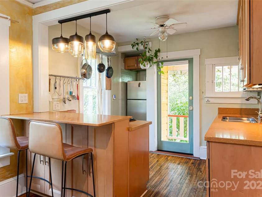 61 Elizabeth Place, Asheville, NC 28801.  MLS# CAR4213043, YatesRealty ID 2884. Well-appointed, modern kitchen