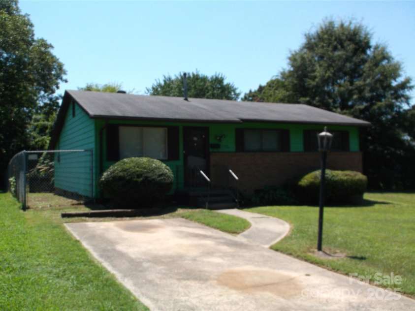 2516 Abelwood Road, Charlotte, NC 28216.  MLS# CAR4286733, YatesRealty ID 28844. 