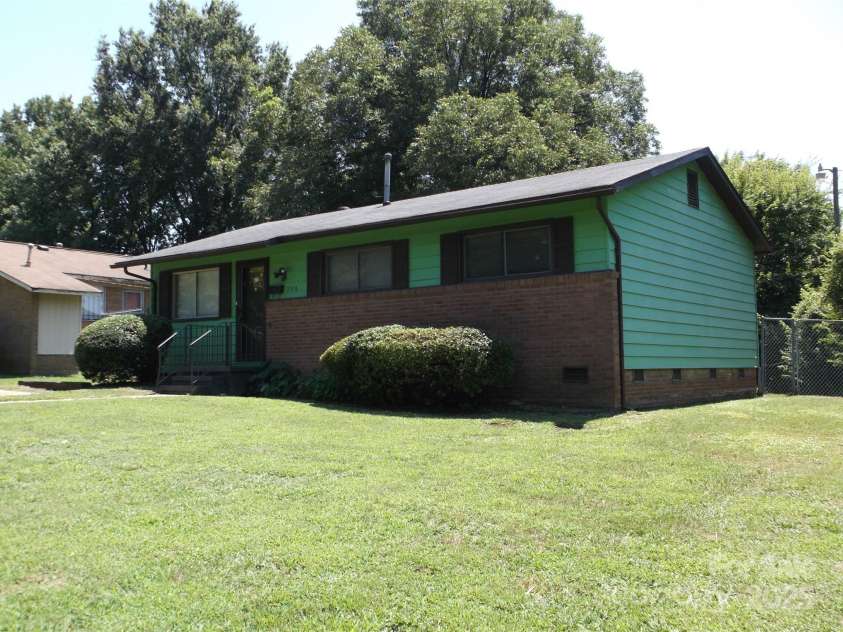 2516 Abelwood Road, Charlotte, NC 28216.  MLS# CAR4286733, YatesRealty ID 28844. 