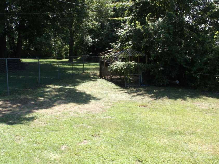 2516 Abelwood Road, Charlotte, NC 28216.  MLS# CAR4286733, YatesRealty ID 28844. 