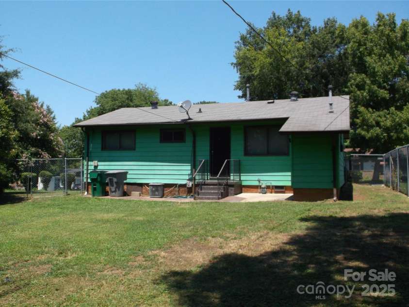 2516 Abelwood Road, Charlotte, NC 28216.  MLS# CAR4286733, YatesRealty ID 28844. 