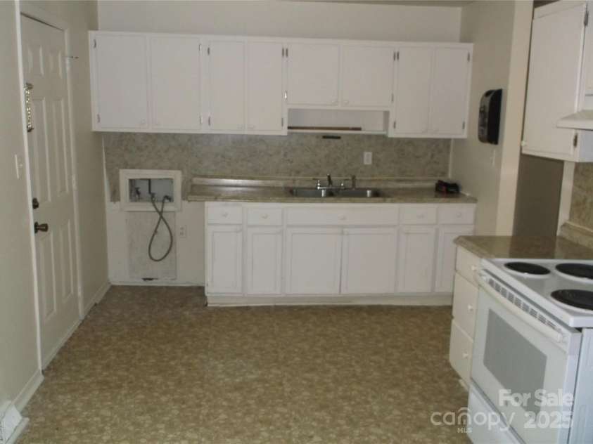 2516 Abelwood Road, Charlotte, NC 28216.  MLS# CAR4286733, YatesRealty ID 28844. 