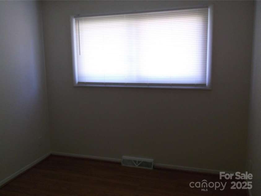 2516 Abelwood Road, Charlotte, NC 28216.  MLS# CAR4286733, YatesRealty ID 28844. 