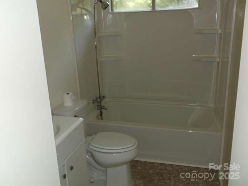 2516 Abelwood Road, Charlotte, NC 28216.  MLS# CAR4286733, YatesRealty ID 28844. 