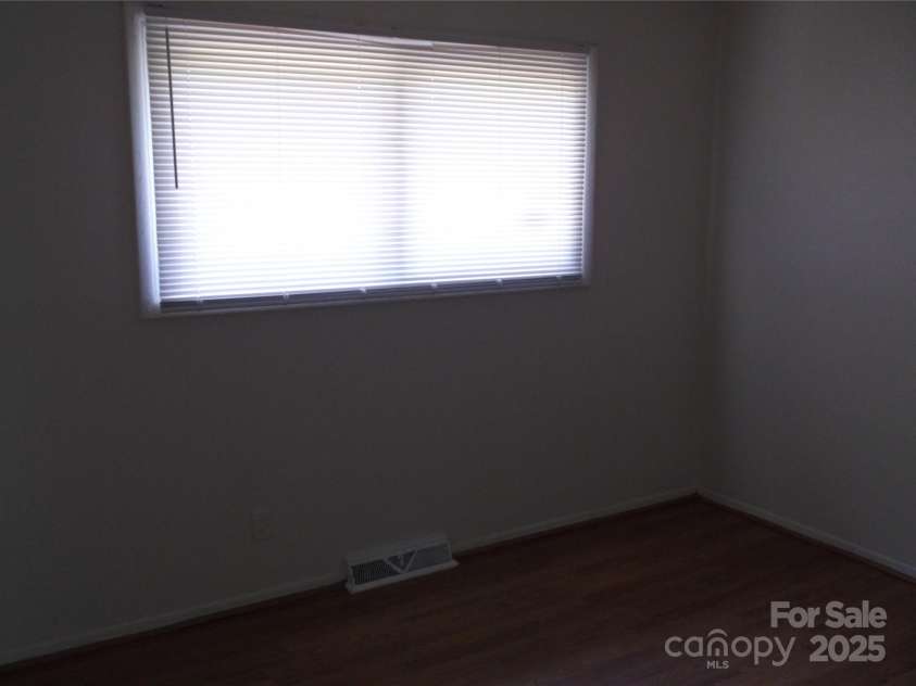 2516 Abelwood Road, Charlotte, NC 28216.  MLS# CAR4286733, YatesRealty ID 28844. 