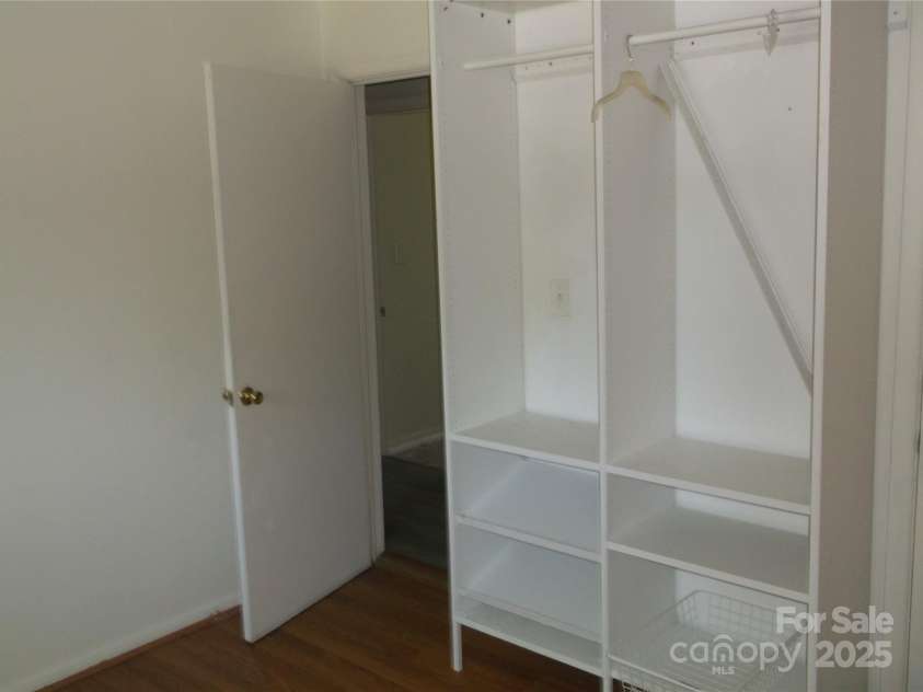 2516 Abelwood Road, Charlotte, NC 28216.  MLS# CAR4286733, YatesRealty ID 28844. 