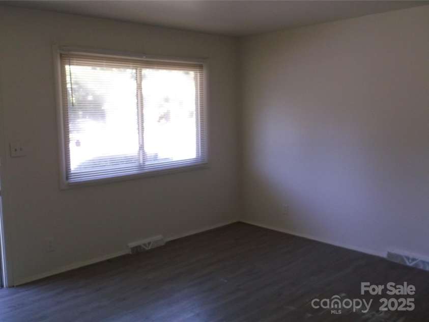 2516 Abelwood Road, Charlotte, NC 28216.  MLS# CAR4286733, YatesRealty ID 28844. 
