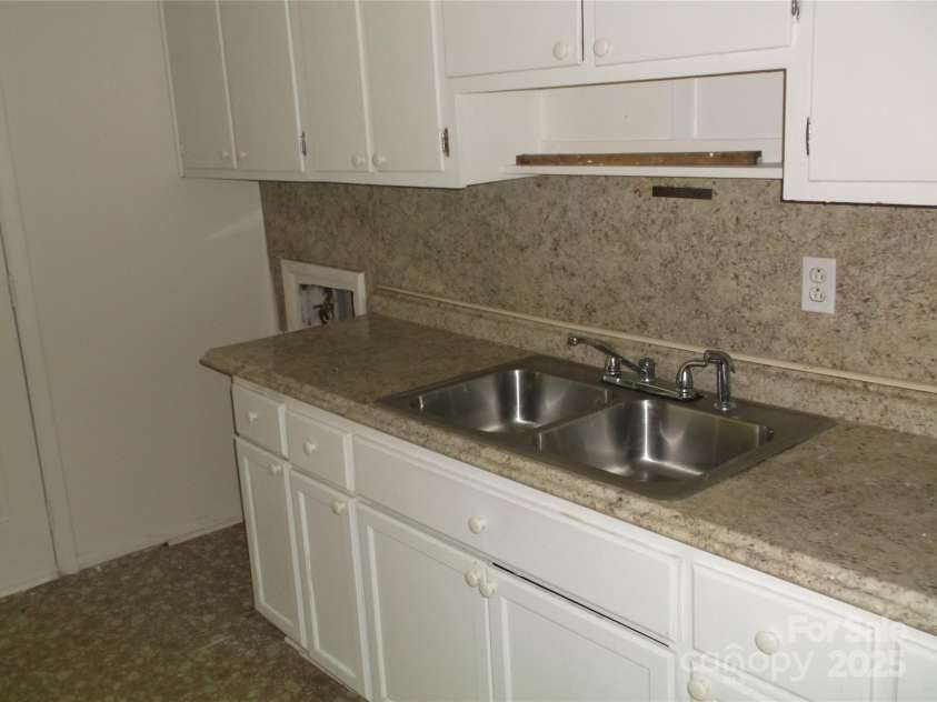 2516 Abelwood Road, Charlotte, NC 28216.  MLS# CAR4286733, YatesRealty ID 28844. 