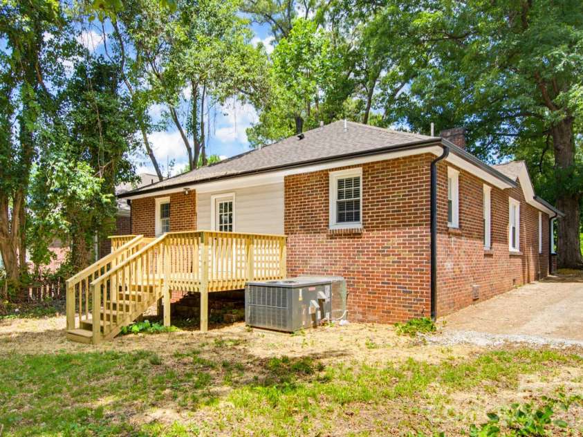 2232 Wilmore Drive, Charlotte, NC 28203.  MLS# CAR4388385, YatesRealty ID 28845. 