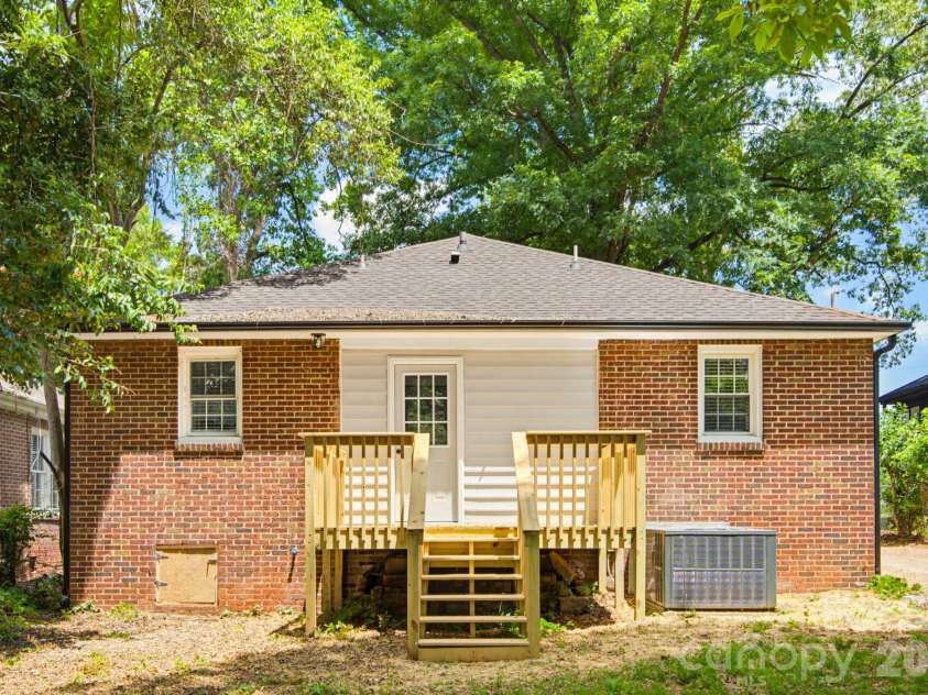 2232 Wilmore Drive, Charlotte, NC 28203.  MLS# CAR4388385, YatesRealty ID 28845. 