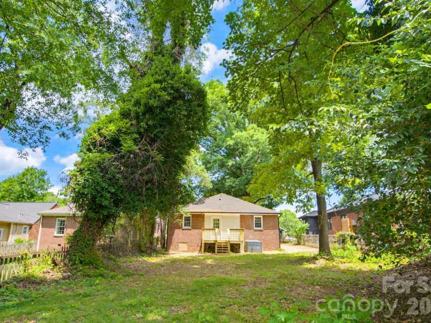 2232 Wilmore Drive, Charlotte, NC 28203.  MLS# CAR4388385, YatesRealty ID 28845. 