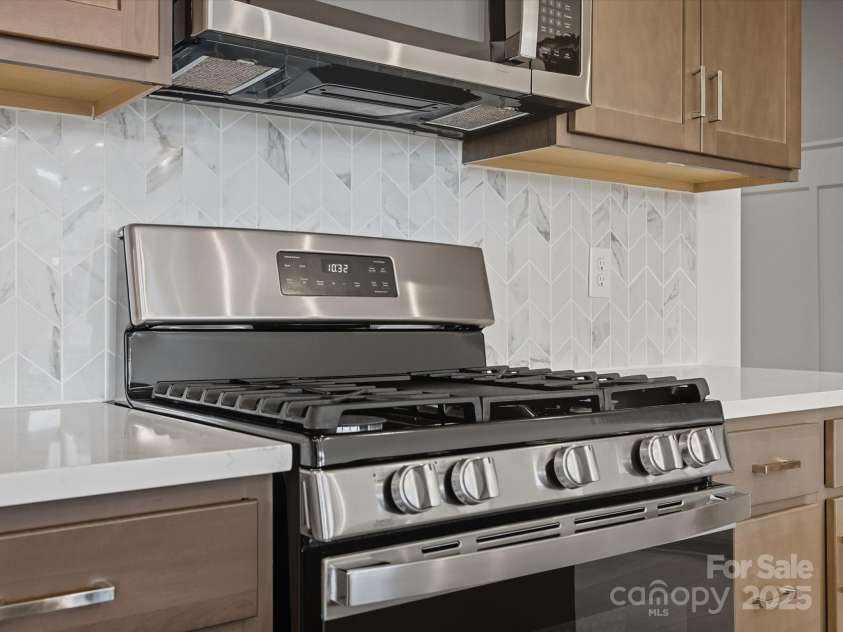 323 Ardmore Drive, Belmont, NC 28012.  MLS# CAR4319122, YatesRealty ID 28845. GE Stainless Gas Range.