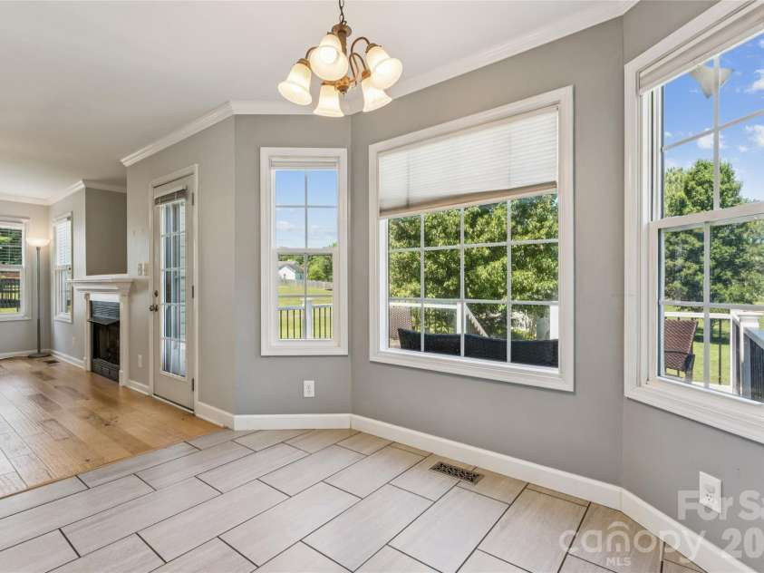 246 Maple Ridge Circle, Salisbury, NC 28147.  MLS# CAR4390588, YatesRealty ID 28849. Breakfast nook with bay window