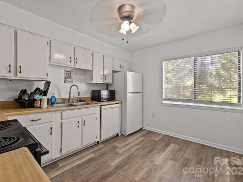 4902 Spring Lake Drive, Charlotte, NC 28212.  MLS# CAR4281249, YatesRealty ID 28850. 