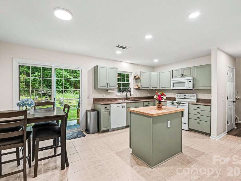 6752 Allness Glen Lane, Charlotte, NC 28269.  MLS# CAR4376482, YatesRealty ID 28852. 