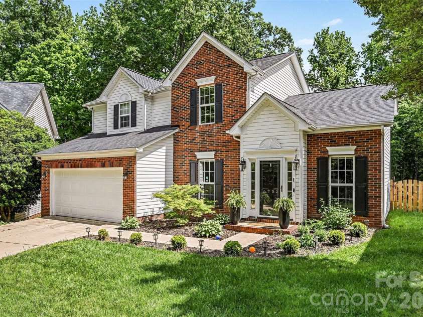 6752 Allness Glen Lane, Charlotte, NC 28269.  MLS# CAR4376482, YatesRealty ID 28852. 