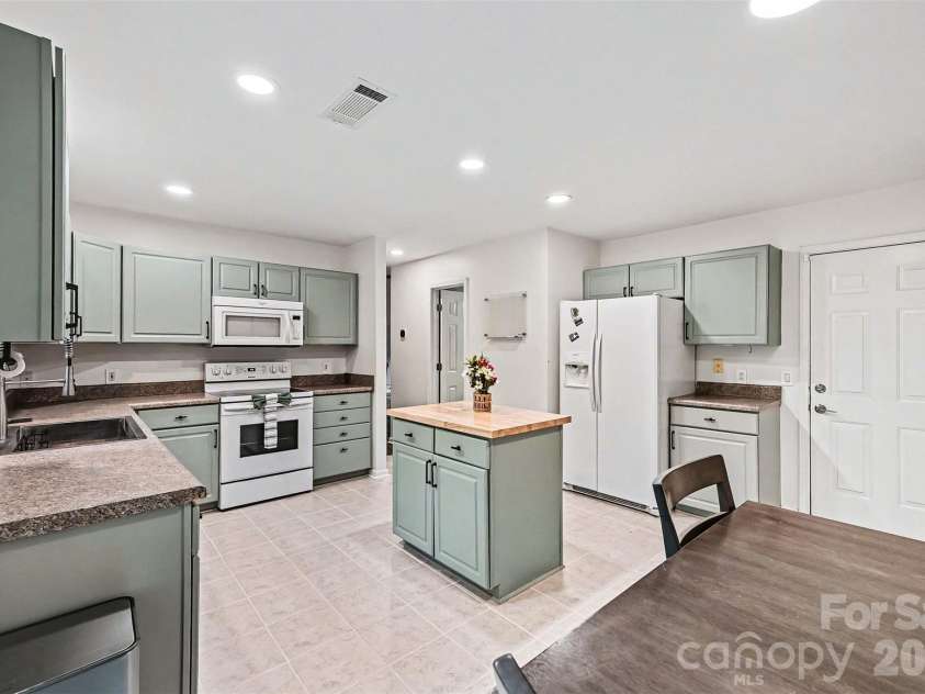 6752 Allness Glen Lane, Charlotte, NC 28269.  MLS# CAR4376482, YatesRealty ID 28852. 