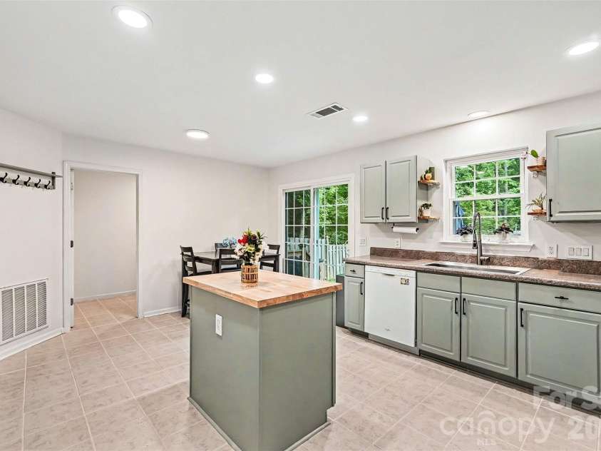 6752 Allness Glen Lane, Charlotte, NC 28269.  MLS# CAR4376482, YatesRealty ID 28852. 