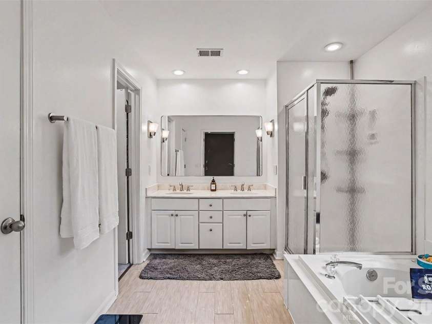 6752 Allness Glen Lane, Charlotte, NC 28269.  MLS# CAR4376482, YatesRealty ID 28852. 