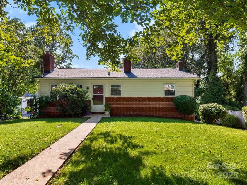 8 Vista Knoll Road, Candler, NC 28715.  MLS# CAR4286688, YatesRealty ID 28852. 