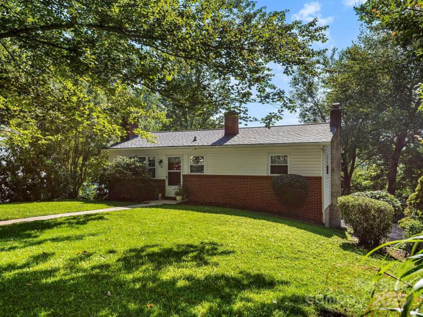 8 Vista Knoll Road, Candler, NC 28715.  MLS# CAR4286688, YatesRealty ID 28852. 