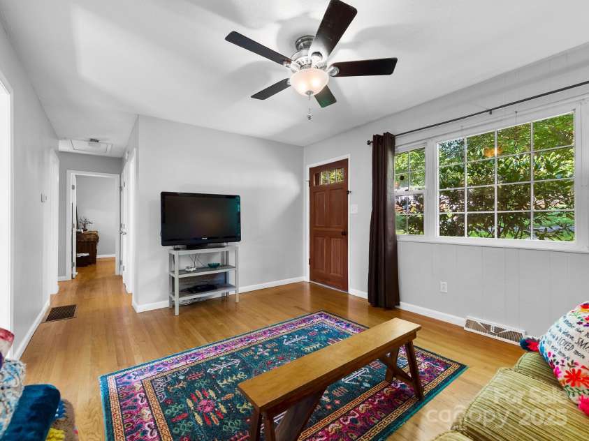 8 Vista Knoll Road, Candler, NC 28715.  MLS# CAR4286688, YatesRealty ID 28852. 