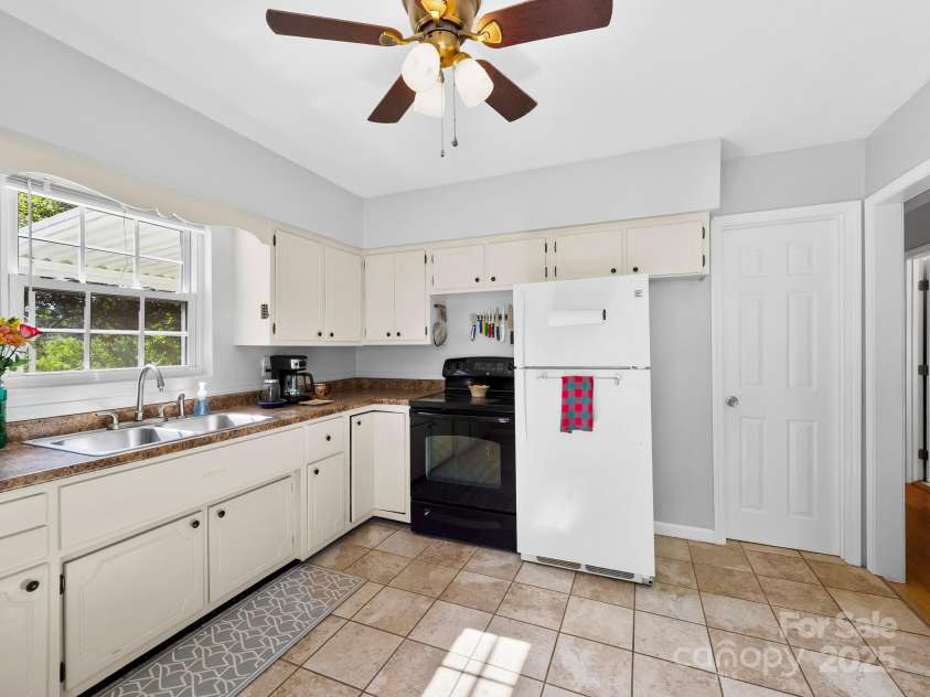 8 Vista Knoll Road, Candler, NC 28715.  MLS# CAR4286688, YatesRealty ID 28852. 