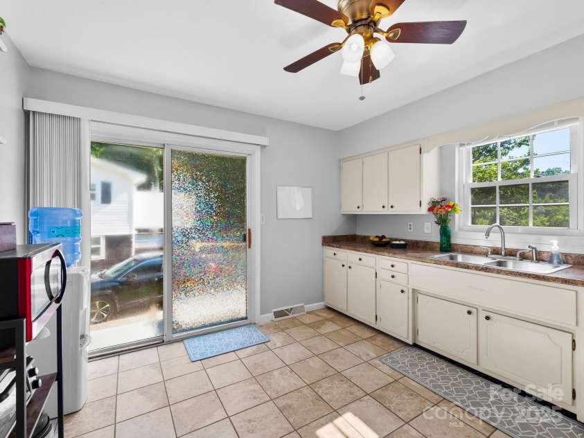 8 Vista Knoll Road, Candler, NC 28715.  MLS# CAR4286688, YatesRealty ID 28852. 