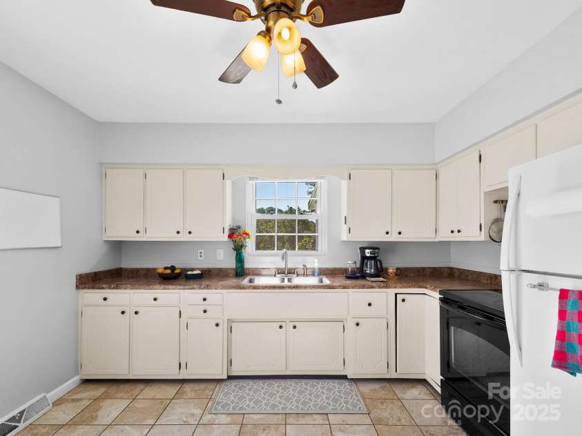 8 Vista Knoll Road, Candler, NC 28715.  MLS# CAR4286688, YatesRealty ID 28852. 