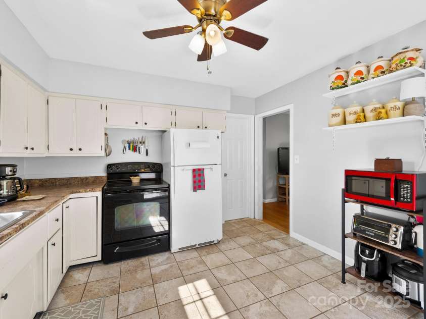 8 Vista Knoll Road, Candler, NC 28715.  MLS# CAR4286688, YatesRealty ID 28852. 