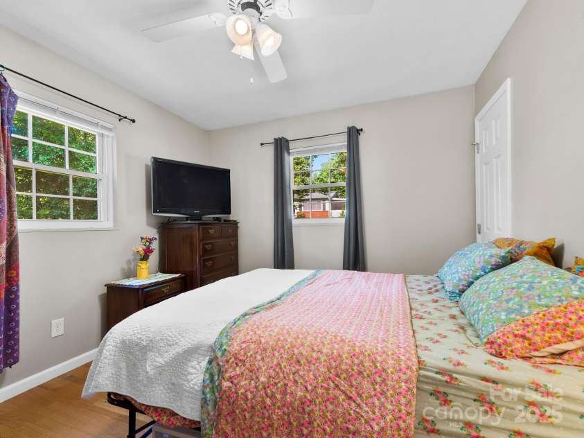 8 Vista Knoll Road, Candler, NC 28715.  MLS# CAR4286688, YatesRealty ID 28852. 