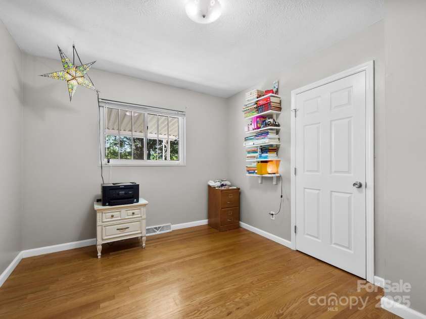 8 Vista Knoll Road, Candler, NC 28715.  MLS# CAR4286688, YatesRealty ID 28852. 