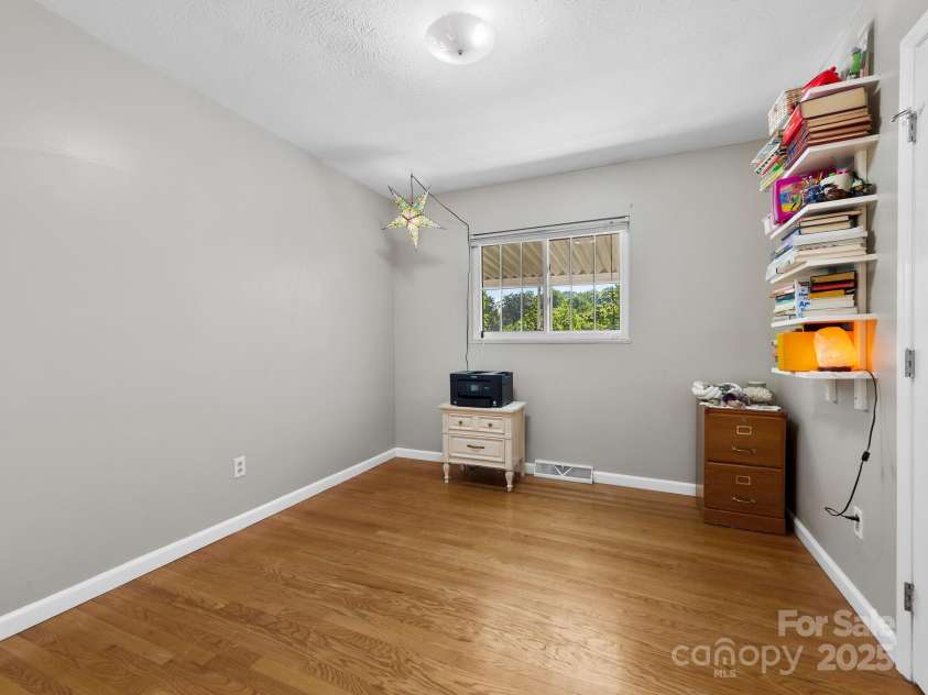 8 Vista Knoll Road, Candler, NC 28715.  MLS# CAR4286688, YatesRealty ID 28852. 