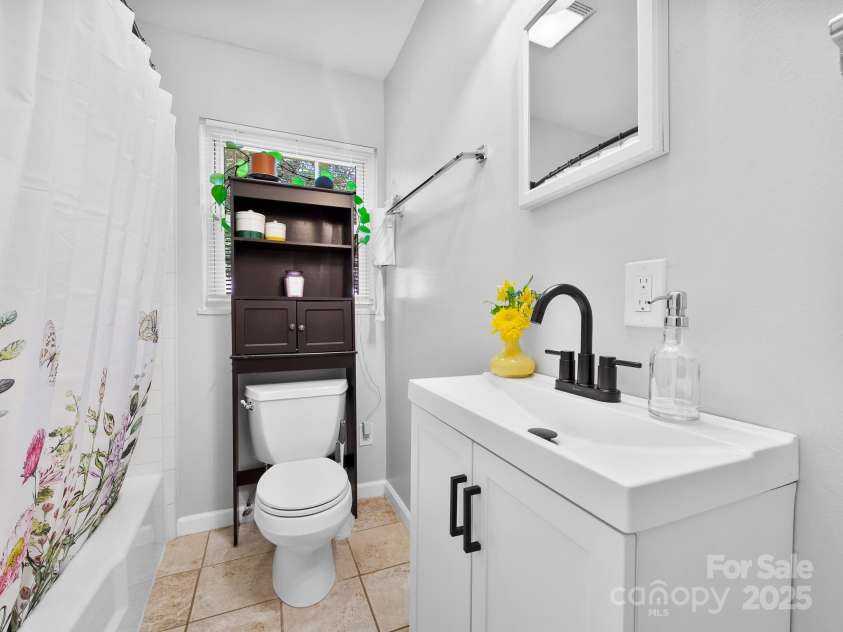 8 Vista Knoll Road, Candler, NC 28715.  MLS# CAR4286688, YatesRealty ID 28852. 