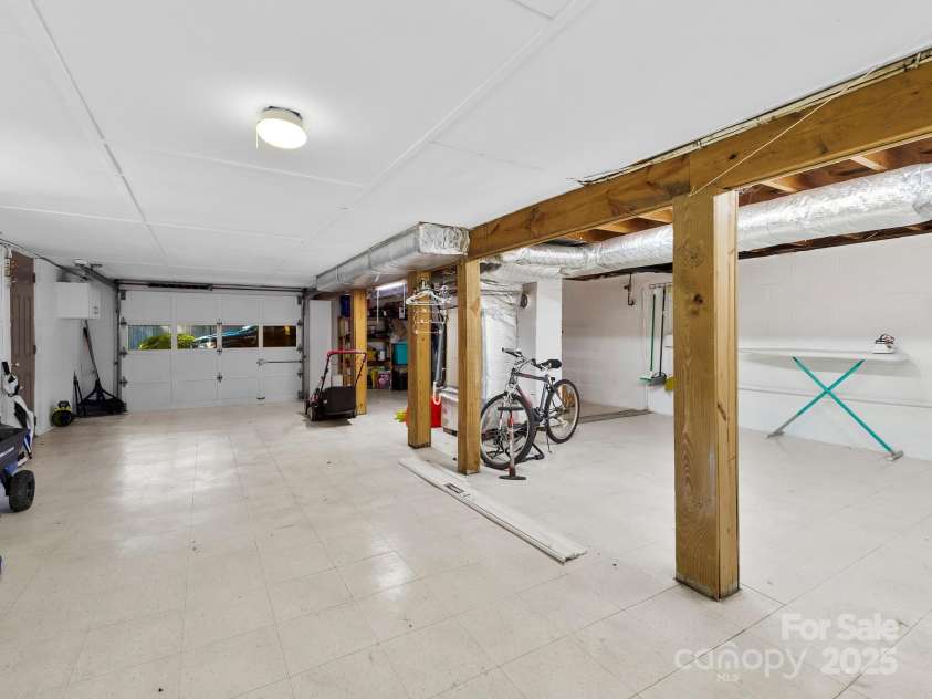 8 Vista Knoll Road, Candler, NC 28715.  MLS# CAR4286688, YatesRealty ID 28852. 