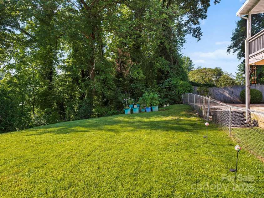 8 Vista Knoll Road, Candler, NC 28715.  MLS# CAR4286688, YatesRealty ID 28852. 