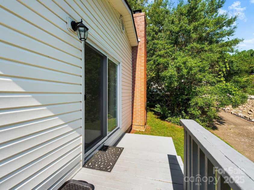 8 Vista Knoll Road, Candler, NC 28715.  MLS# CAR4286688, YatesRealty ID 28852. 