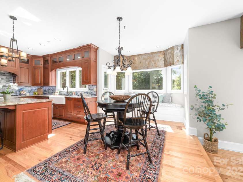 206 Vauxhall Drive, Shelby, NC 28150.  MLS# CAR4285737, YatesRealty ID 28854. Bright and shiny kitchen with breakfast bar, sitting area and bay window.