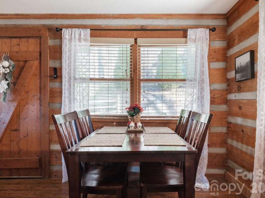 658 Biltmore Circle, Bryson City, NC 28713.  MLS# CAR4388547, YatesRealty ID 28854. Eat-in kitchen